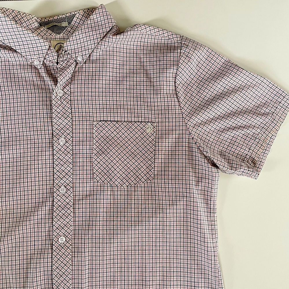 VOLCOM CLASSIC FIT PLAID BUTTON UP SHORT SLEEVE SHIRT